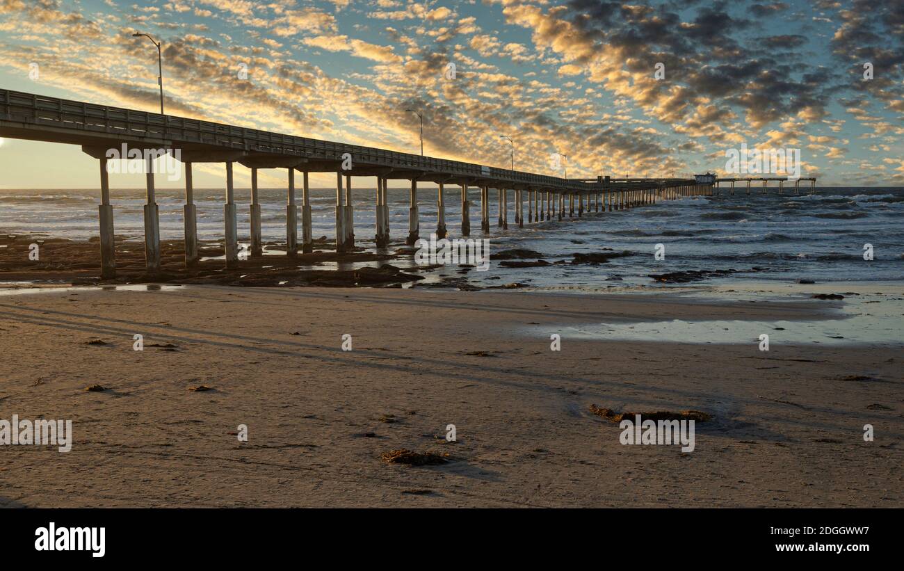 Tramonto al molo di Ocean Beach a San Diego, California Foto Stock