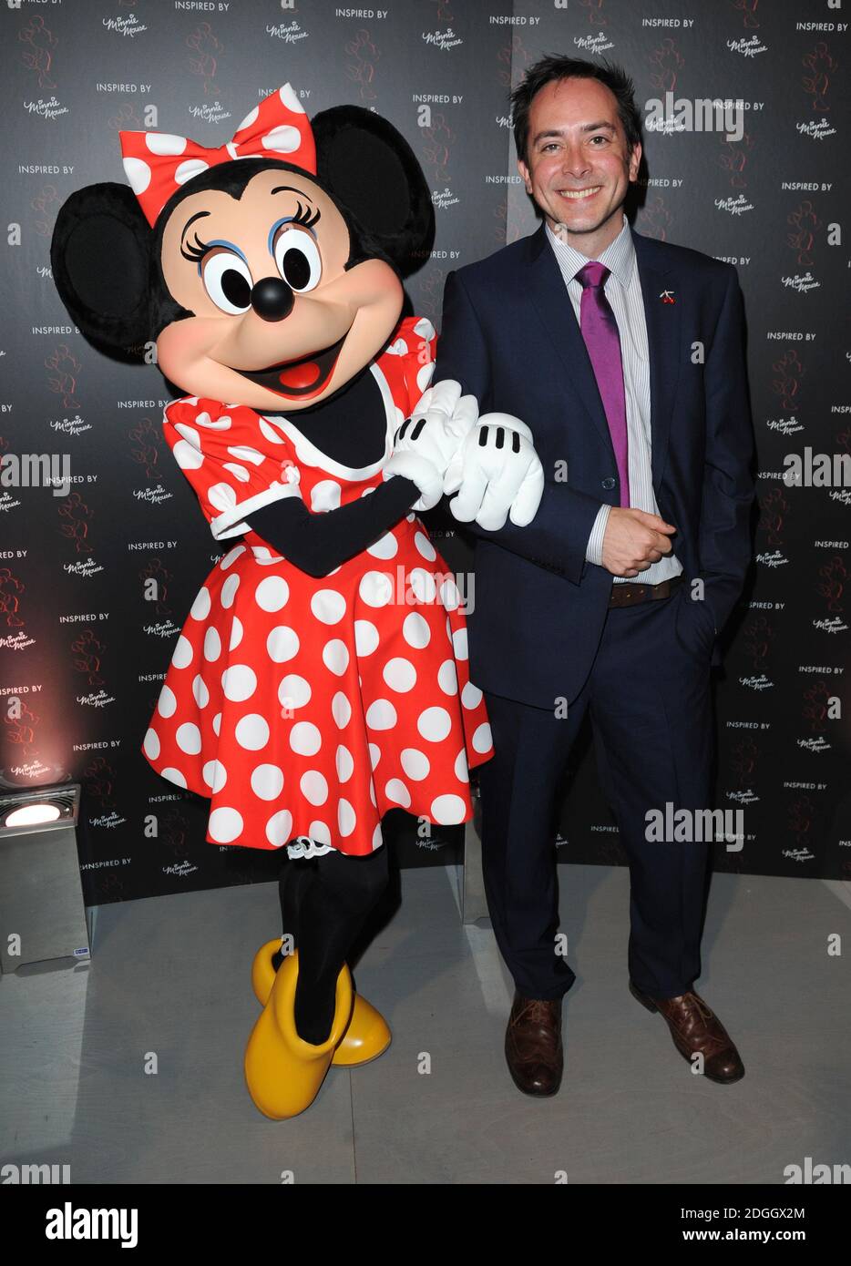 Piers Atkinson e Minnie mouse all'Inspired by Minnie mouse Collection Launch, dove i designer hanno creato un certo numero di 'Minnie Must Haves' per formare la collezione per Disney. I disegni devono essere venduti per beneficenza all'asta. Parte della London Fashion Week SS13, Londra. Foto Stock