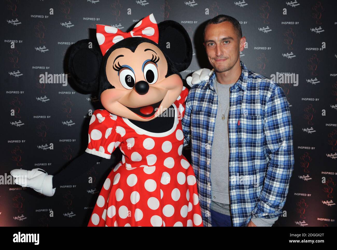 Richard Nicoll e Minnie mouse all'Inspired by Minnie mouse Collection Launch, dove i designer hanno creato un certo numero di 'Minnie Must Haves' per formare la collezione per Disney. I disegni devono essere venduti per beneficenza all'asta. Parte della London Fashion Week SS13, Londra. Foto Stock