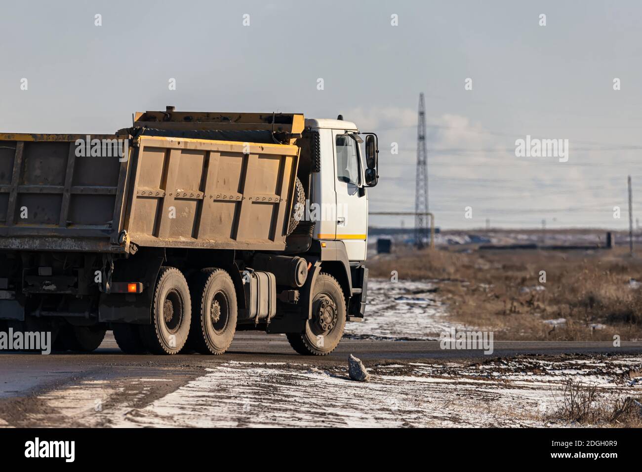 Un vecchio dumper sporco disattiva la strada principale Foto Stock