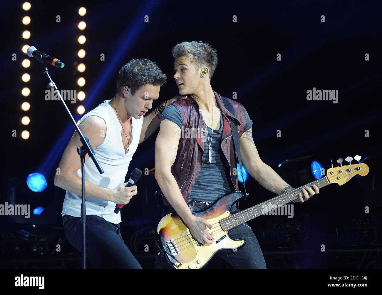 Andy Brown e Ryan Fletcher di Lawson sul palco durante la FM Jingle Bell Ball della O2 Arena, Londra, nel 2012. Foto Stock