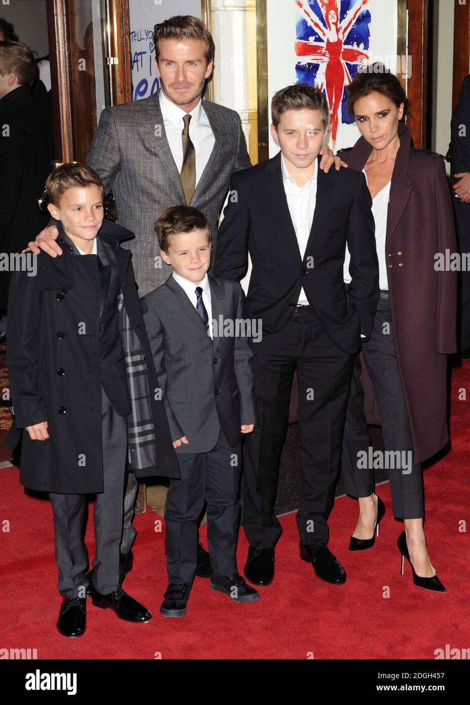 Romeo Beckham, David Beckham, Cruz Beckham, Brooklyn Beckham e Victoria Beckham arrivano alla prima mondiale di Viva Forever!, Piccadilly Theatre, Londra. Foto Stock