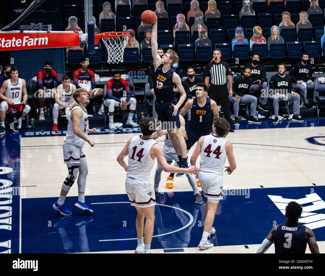 Moraga, California, USA, 8 dicembre 2020. UTEP Miners inoltra Kristian Sjolund n°12 si muove verso il cestino e sbatte dunk durante la partita di pallacanestro maschile NCAA tra UTEP Miners e Saint Mary's Gaels 61-73 perso al McKeon Pavilion Moraga Calif. Thurman James/CSM/Alamy Live News Foto Stock