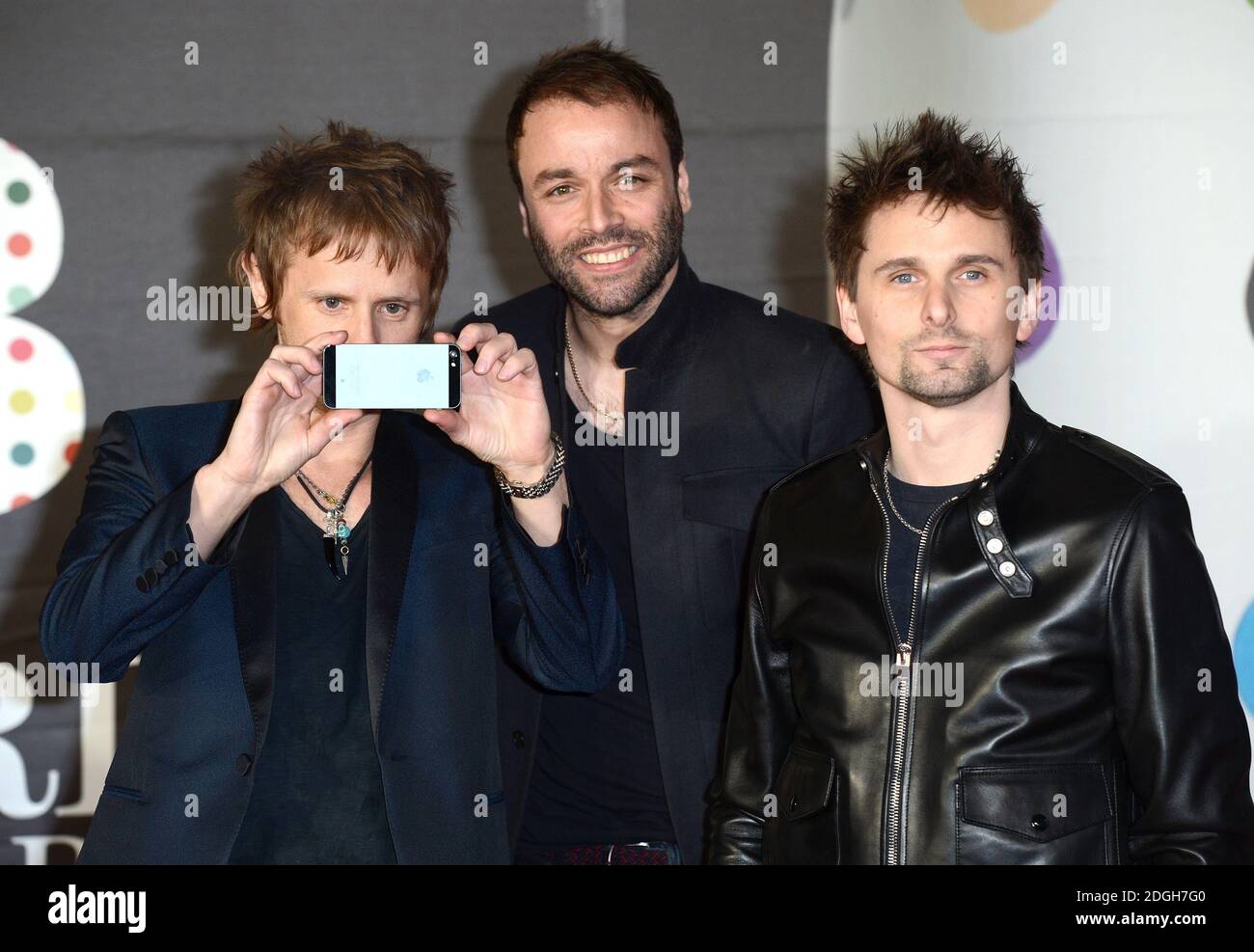 Dominic Howard, Christopher Wolstenholme e Matthew Bellamy, Muse in arrivo al Brit Awards 2013, la O2 Arena, Londra. Foto Stock