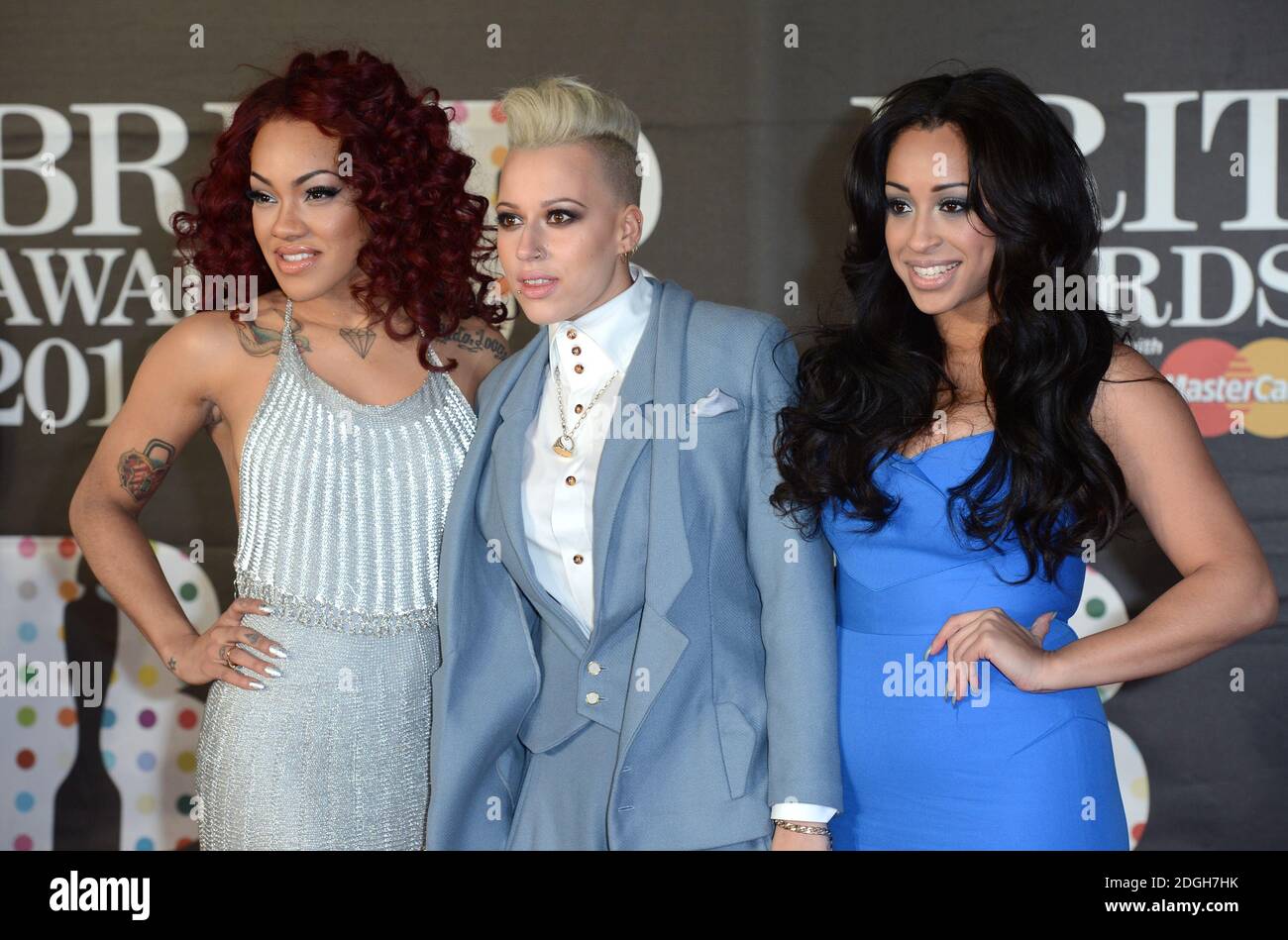 (Da sinistra a destra) Karis Anderson, Courtney Rummold e Alexandra Buggs di Stooshe che arrivano al Brit Awards 2013, la O2 Arena, Londra. Foto Stock