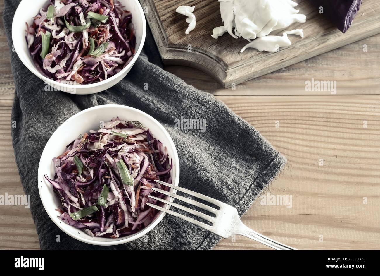 Insalata di cavolo con cavolo fresco e cipolle verdi. Foto Stock