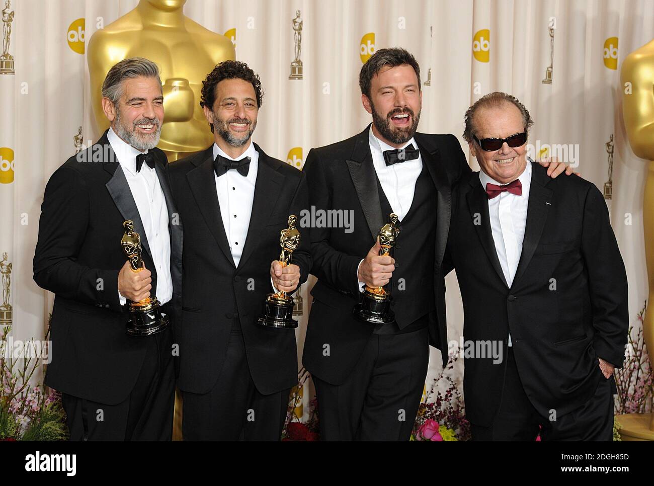 (Da sinistra a destra) George Clooney, Grant Heslov e ben Affleck con l'Oscar per la migliore immagine per Argo accanto a Jack Nicholson (all'estrema destra) all'85esimo Academy Awards al Dolby Theatre di Los Angeles. Foto Stock
