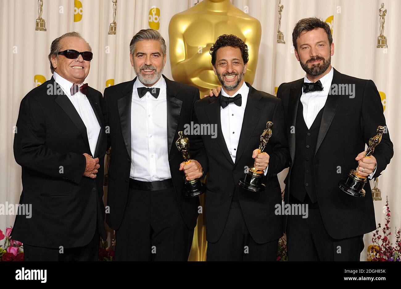 (Da sinistra a destra) George Clooney, Grant Heslov e ben Affleck con l'Oscar per la migliore immagine per Argo accanto a Jack Nicholson (all'estrema sinistra) all'85esimo Academy Awards al Dolby Theatre di Los Angeles. Foto Stock