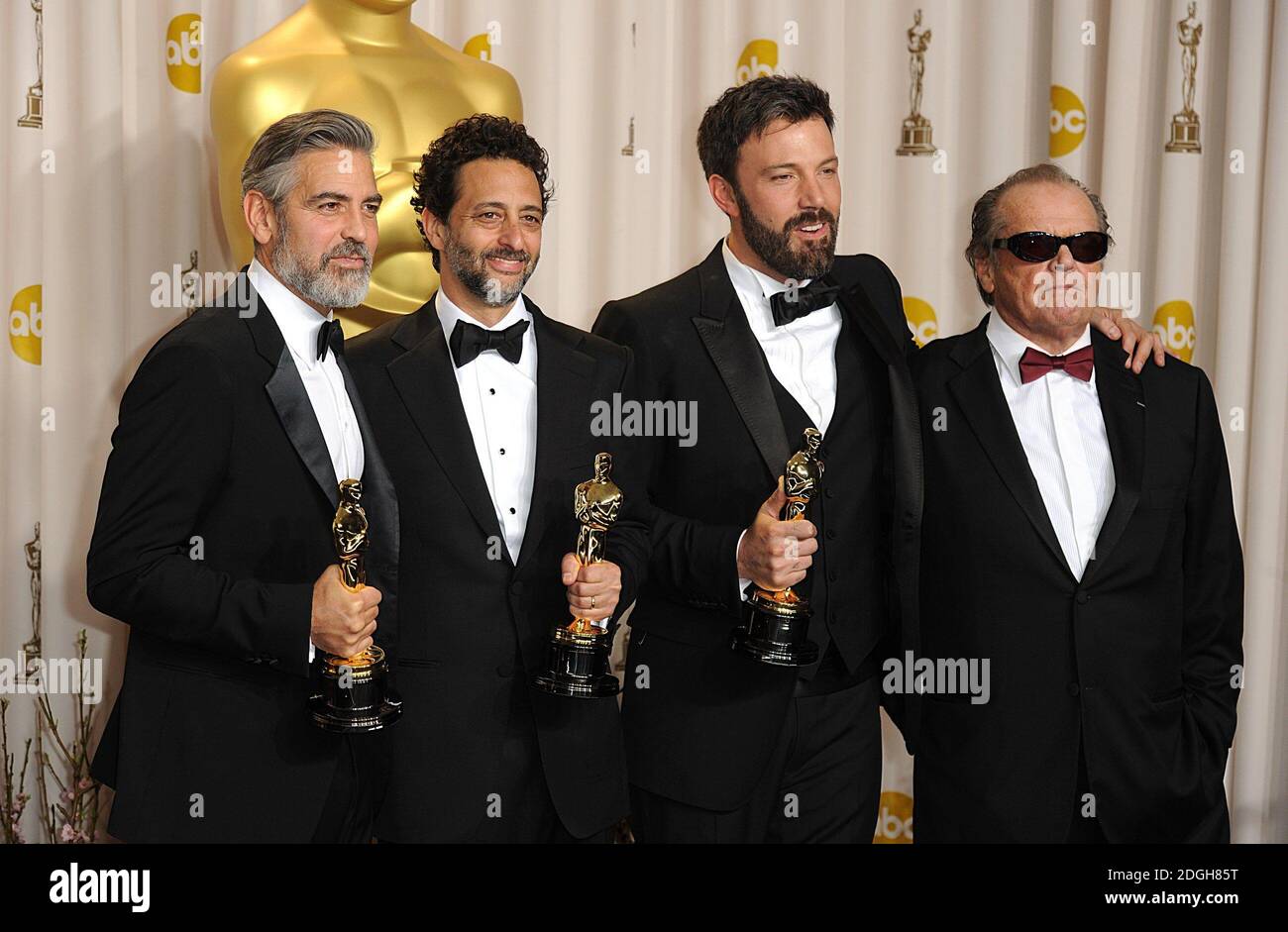 (Da sinistra a destra) George Clooney, Grant Heslov e ben Affleck con l'Oscar per la migliore immagine per Argo accanto a Jack Nicholson (all'estrema destra) all'85esimo Academy Awards al Dolby Theatre di Los Angeles. Foto Stock