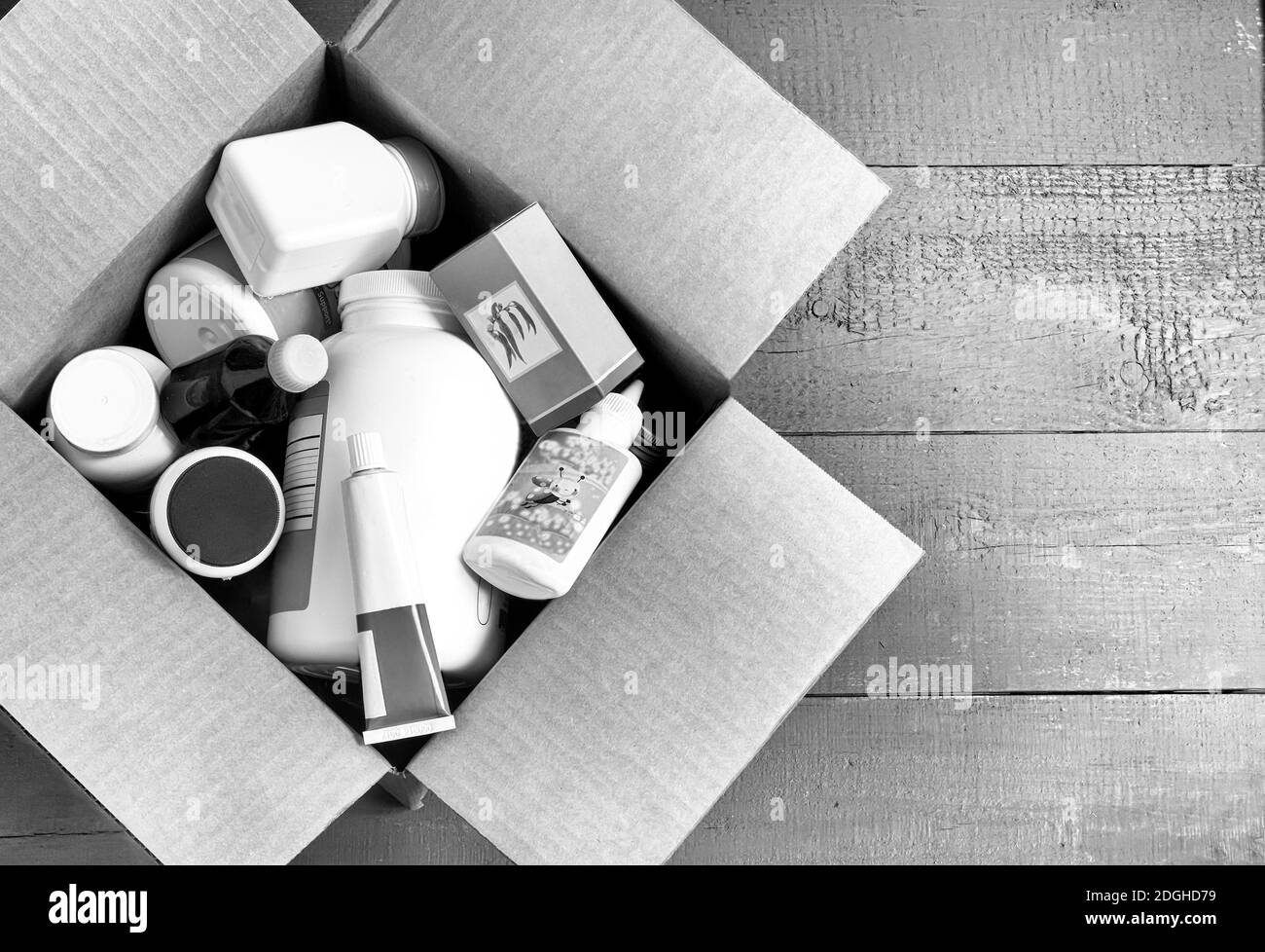 Medicinali e Cosmetici in una scatola di cartone, immagine in bianco e nero Foto Stock