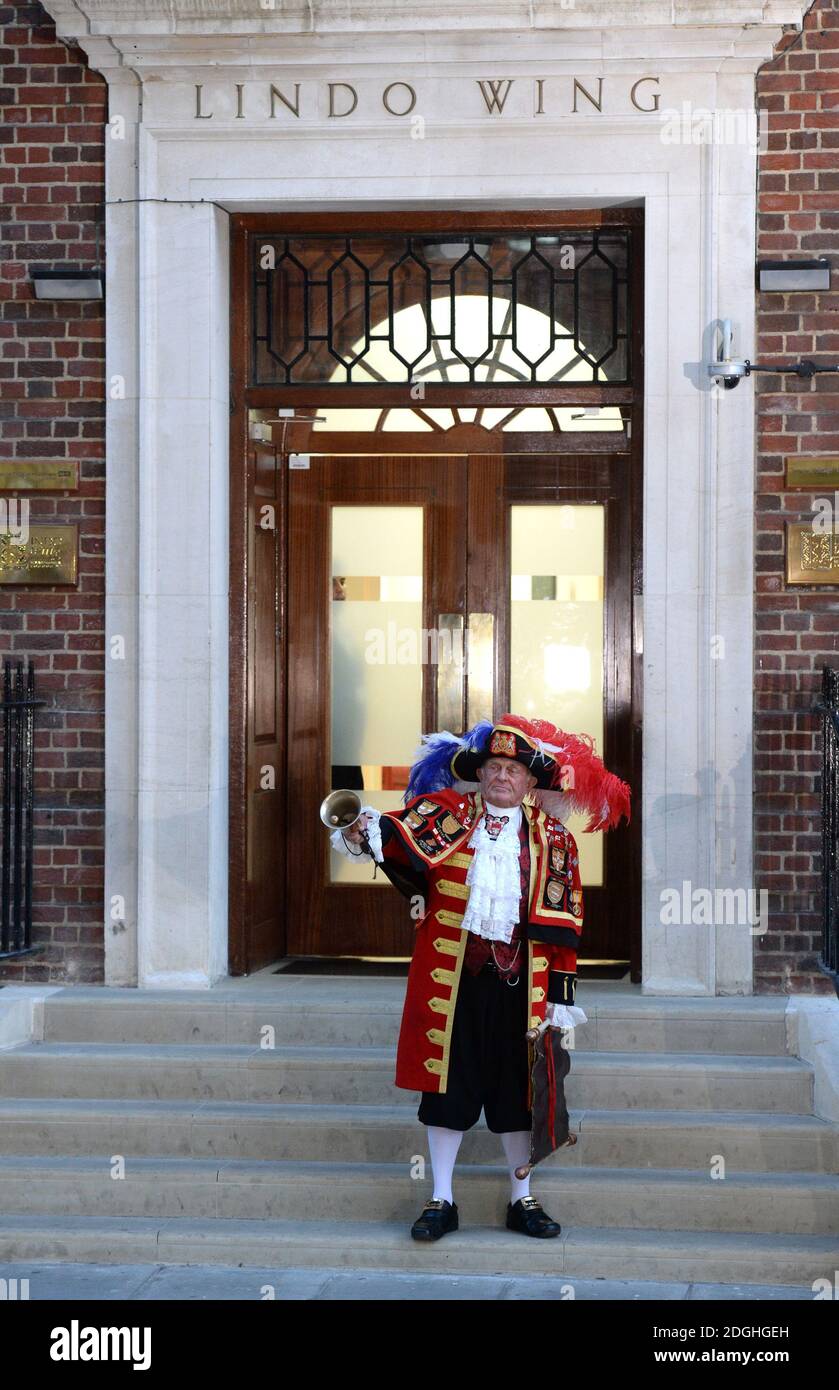 Un critici di città all'annuncio della nascita del nuovo principe al St Mary's Hospital dove il duca e la duchessa di Cambridge stanno avendo un bambino, Paddington London. Foto Stock