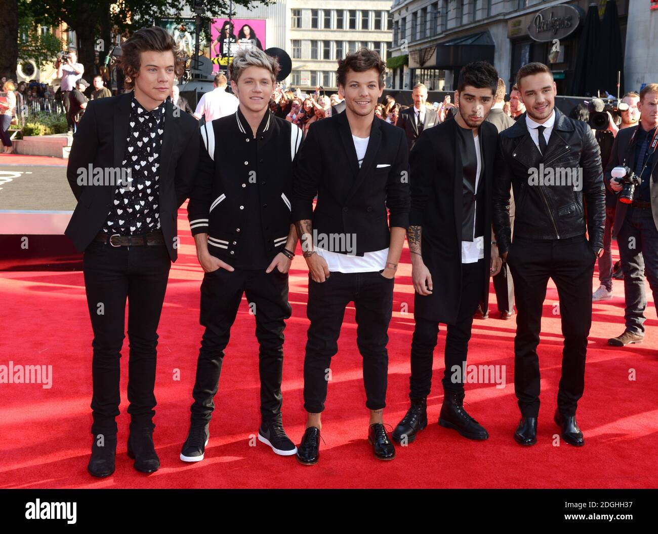 Niall Horan, Zayn Malik, Liam Payne, Harry Styles, Louis Tomlinson di una direzione che partecipa alla prima britannica di questo è noi, Odeon Cinema, Leicester Square, Londra. Foto Stock