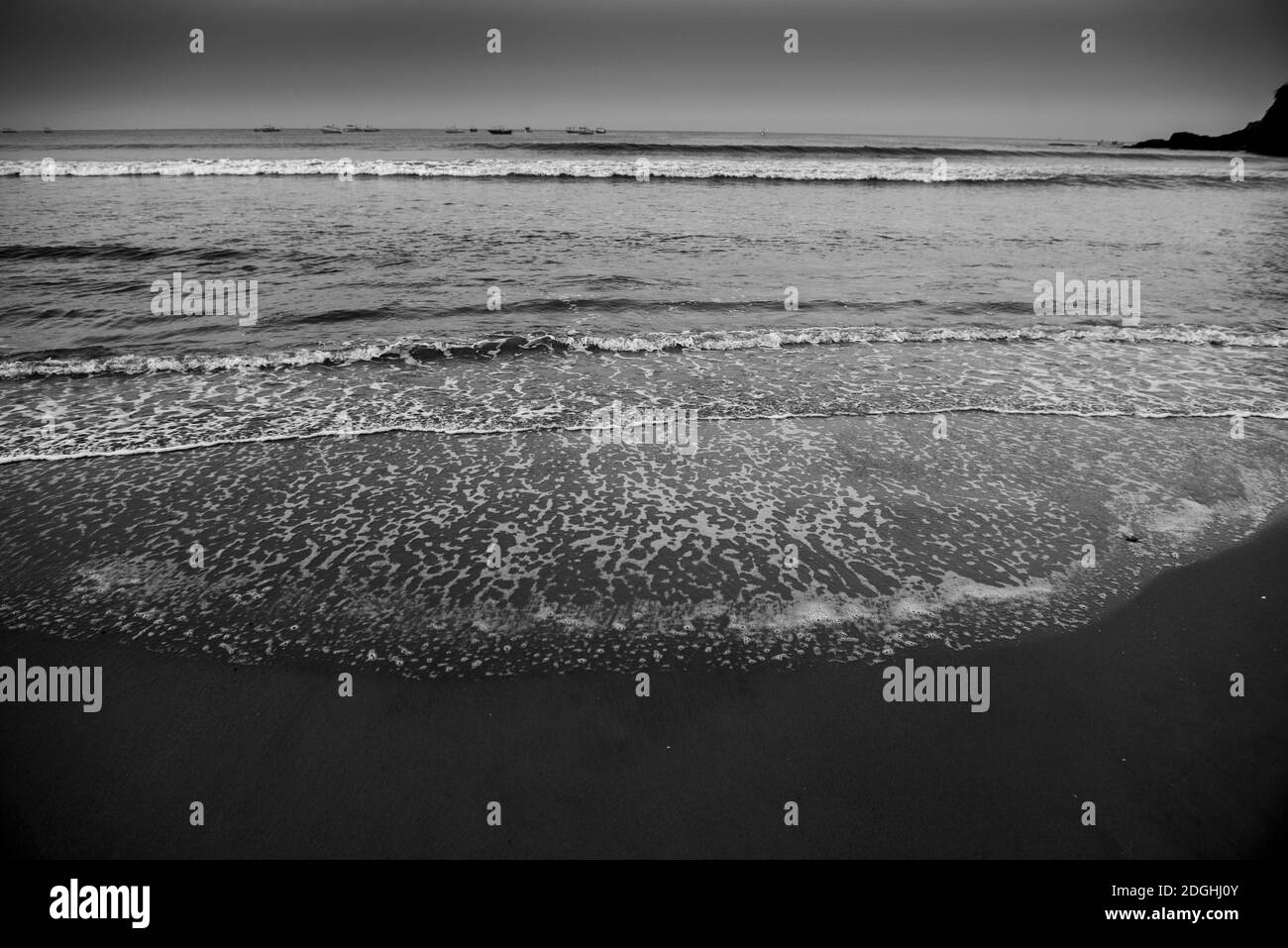 Goa/ India 09 novembre 2020 Spiaggia di sabbia e bianco morbido onde oceaniche di mattina presto a Baga Beach Goa Foto Stock