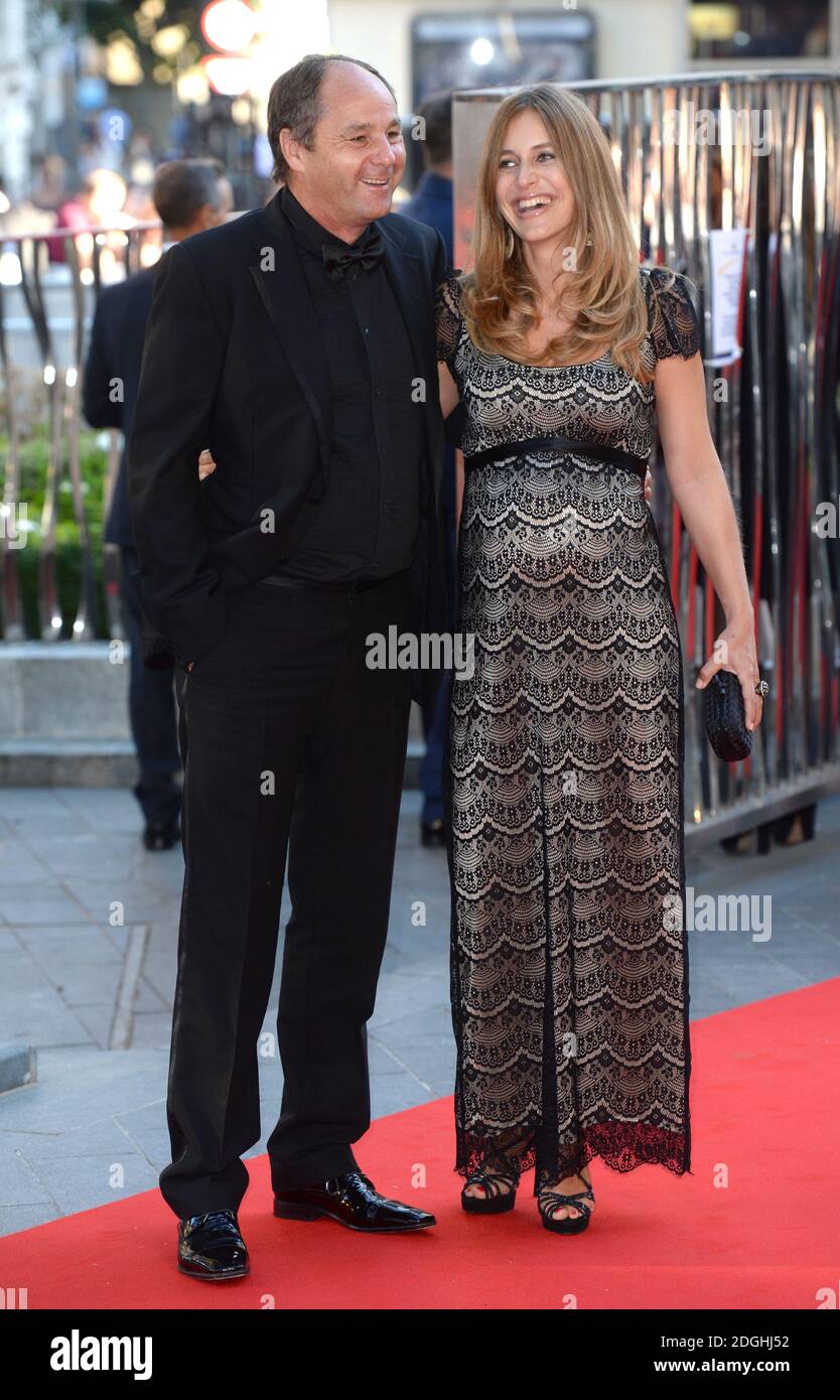 Gerhard Berger e la fidanzata arrivano alla prima mondiale di Rush, Odeon Cinema, Leicester Square, Londra. Foto Stock