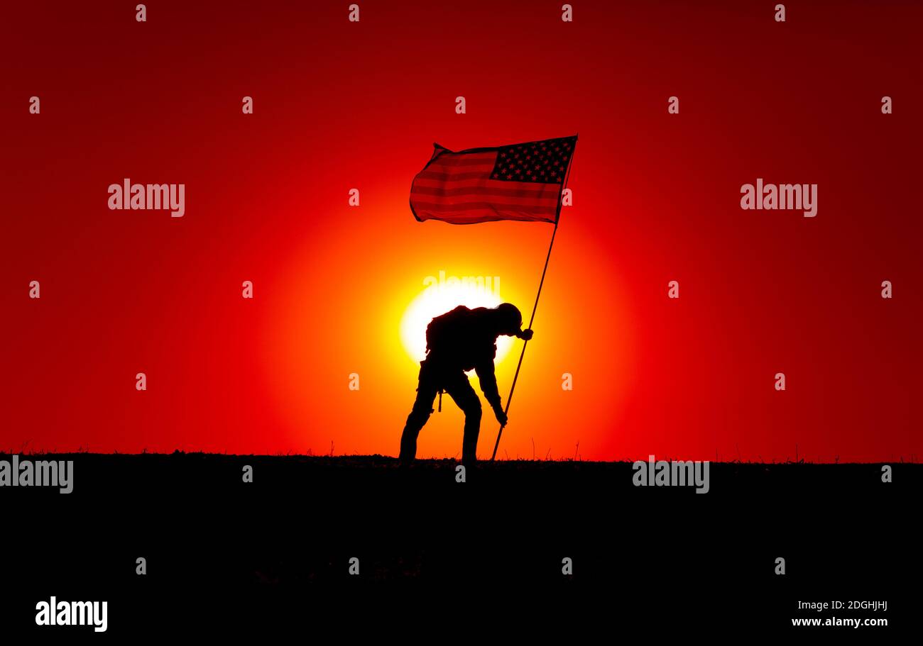 Silhouette del soldato dell'esercito, il fantino degli Stati Uniti d'America che si attacca al palo di terra con la bandiera nazionale degli Stati Uniti d'America che svanisce. Soldati eroismo e vittoria, onore militare e memoria dei guerrieri caduti Foto Stock