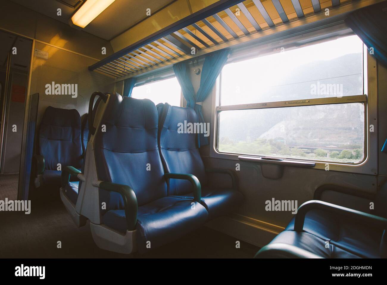 Interno di una carrozza ferroviaria italiana. Nessuna gente. Foto Stock