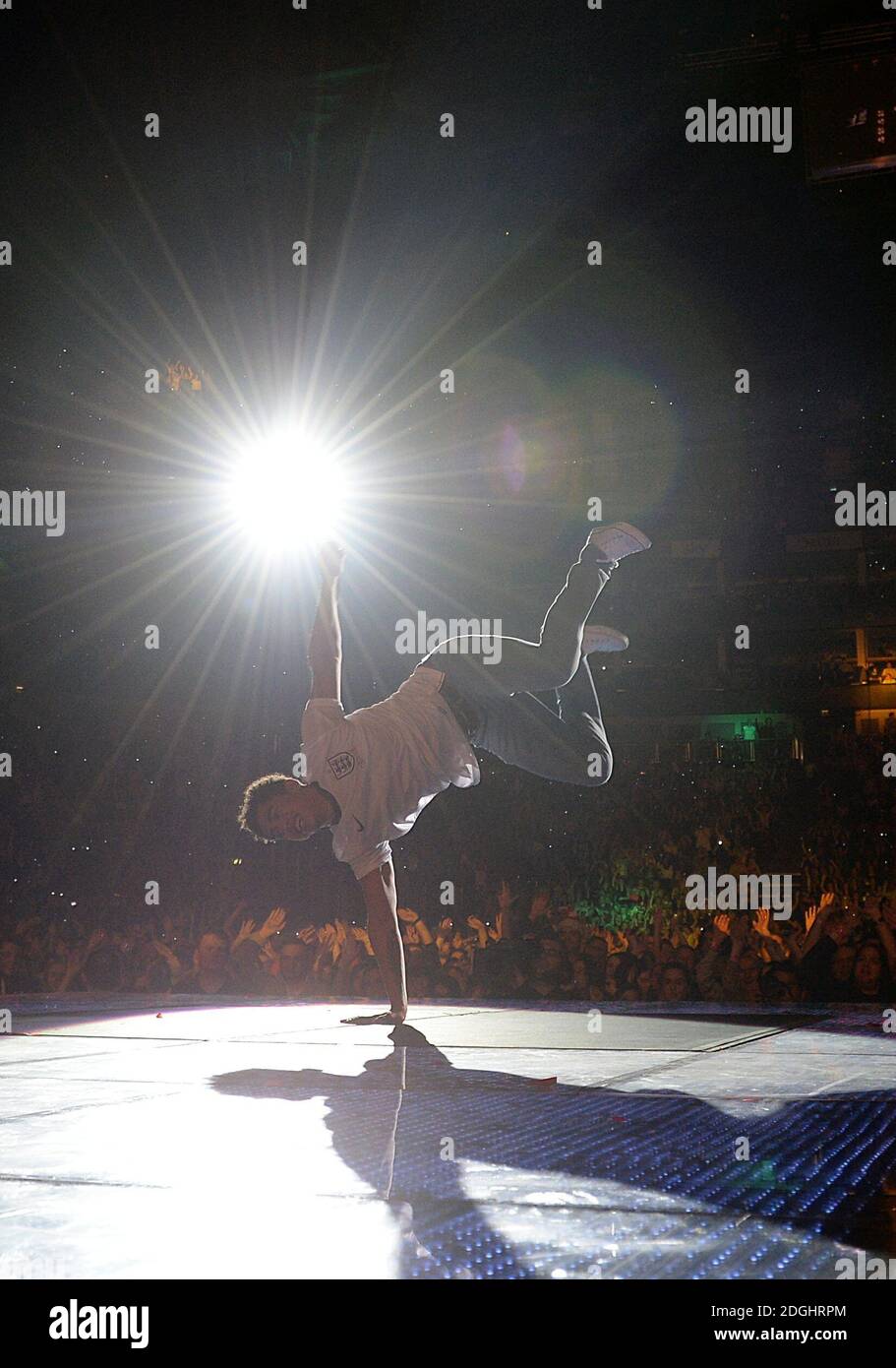 (Raccolto alternativo) Rizzle Kicks che si esibisce sul palco durante il Capital FM Jingle Bell Ball 2013 presso la O2 Arena, Londra. Foto Stock