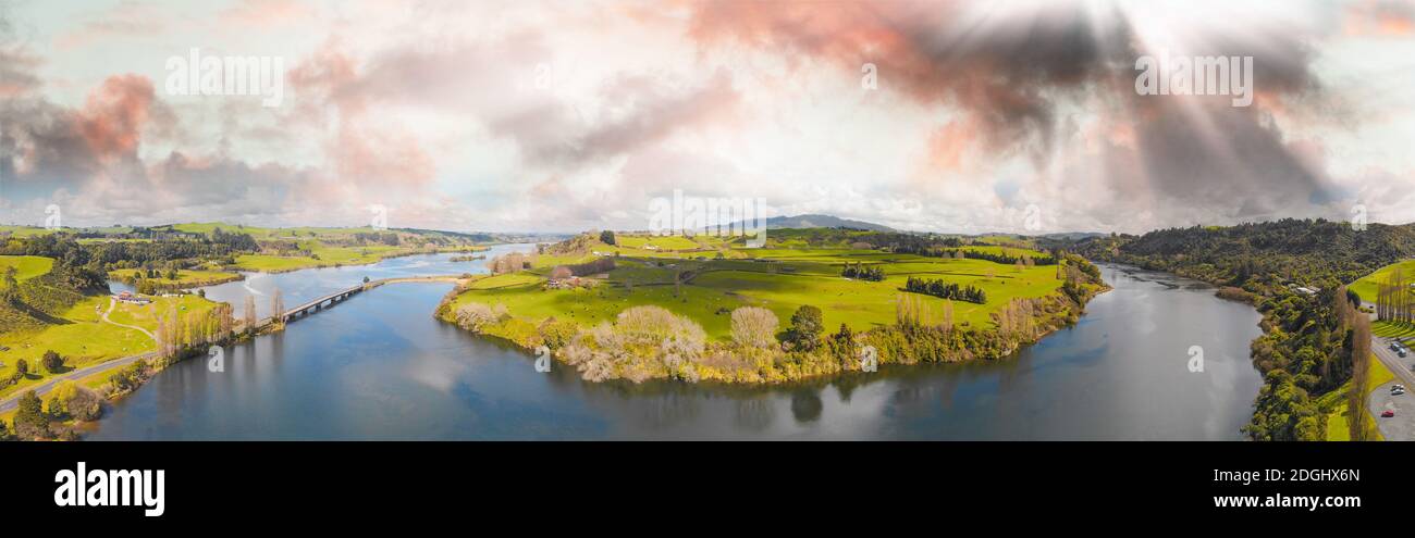 Vista aerea della campagna della Nuova Zelanda al tramonto Foto Stock