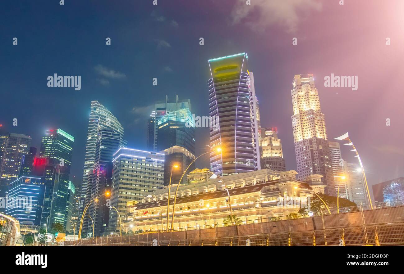 Skyline notturno di Singapore. Edifici lungo l'area di Marina Bay Foto Stock
