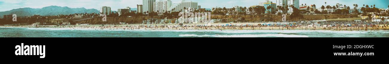 Tramonto vista panoramica di Santa Monica. Skyline della città e spiaggia sull'acqua Foto Stock