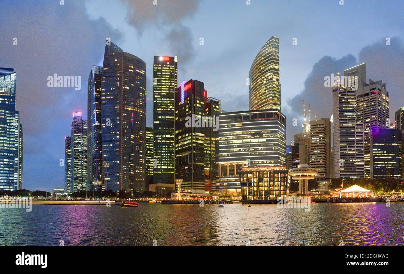 Skyline notturno di Singapore. Edifici lungo l'area di Marina Bay Foto Stock