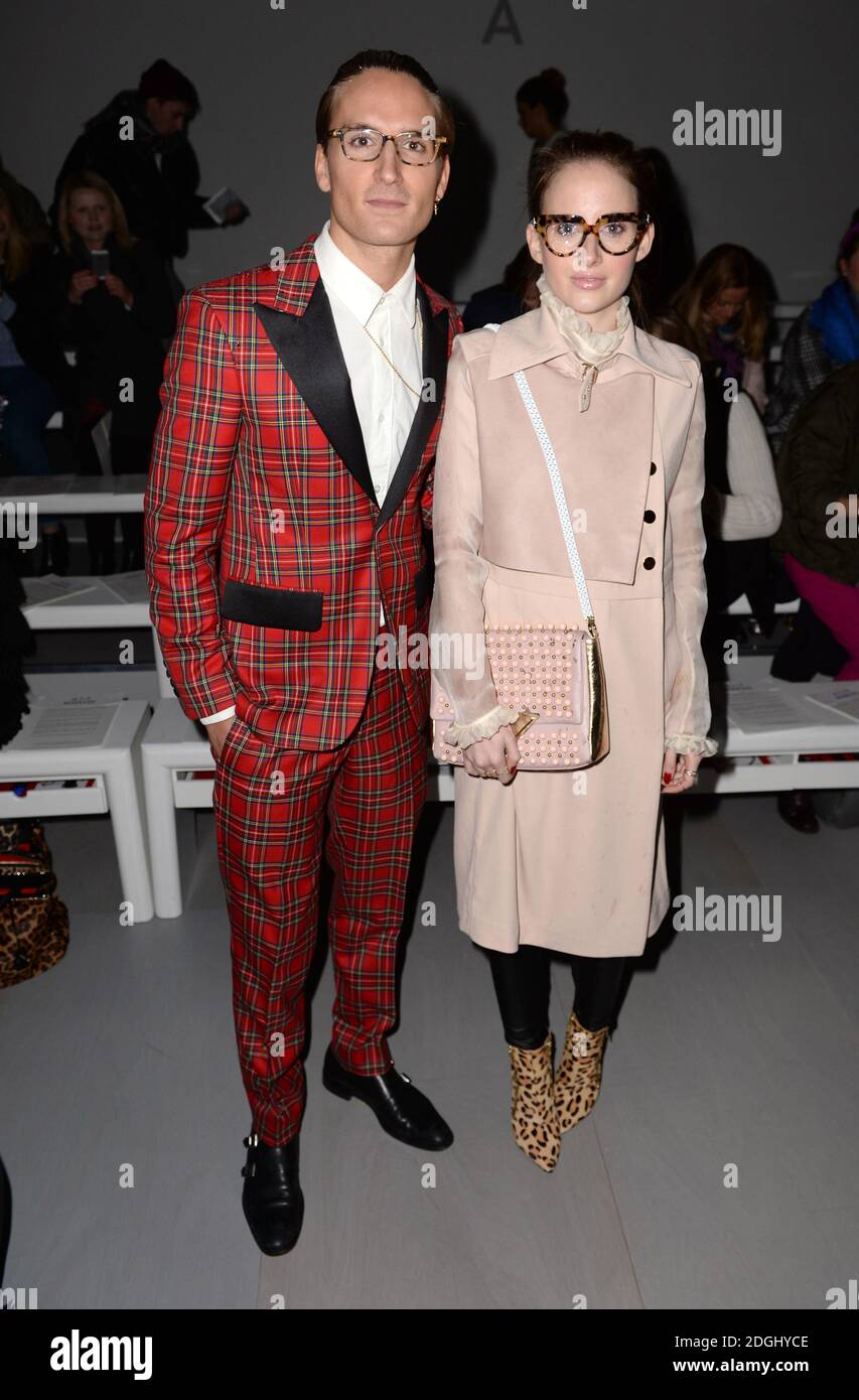 Oliver Proudlock e Rosie Fortescue al John Rocha Catwalk Show, parte della London Fashion Week Autunno Inverno 2014, BFC Courtyard Show Space, Somerset House. Foto Stock