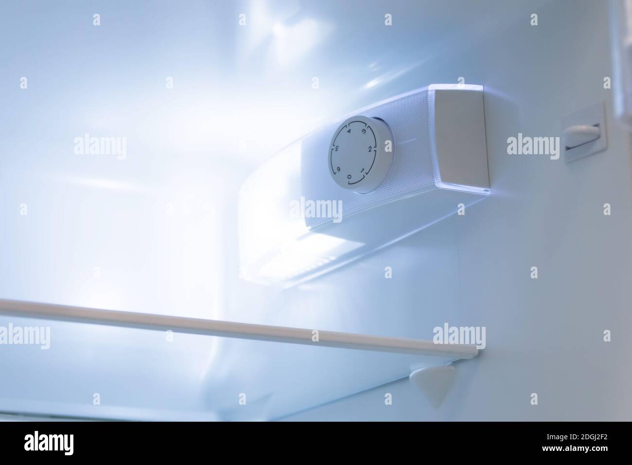 Regolatore di temperatura all'interno del frigorifero e lampada per l'illuminazione interna quando si apre la porta Foto Stock