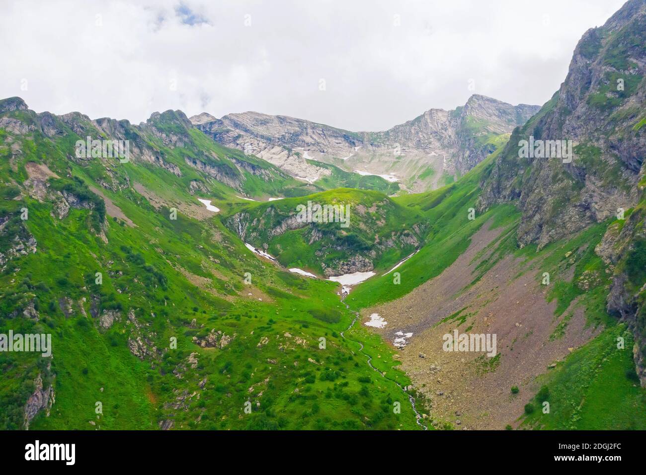 Vista aerea di una valle di montagna con prati alpini e. flussi Foto Stock