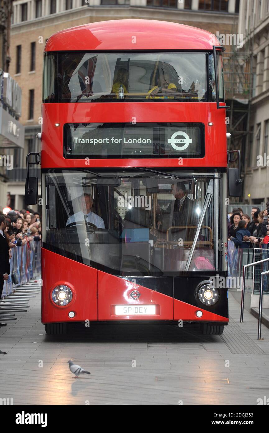 Andrew Garfield arriva in autobus per la prima mondiale del film The Amazing Spiderman 2, che si è tenuto a Odeon Leicester Square, nel centro di Londra. Foto Stock