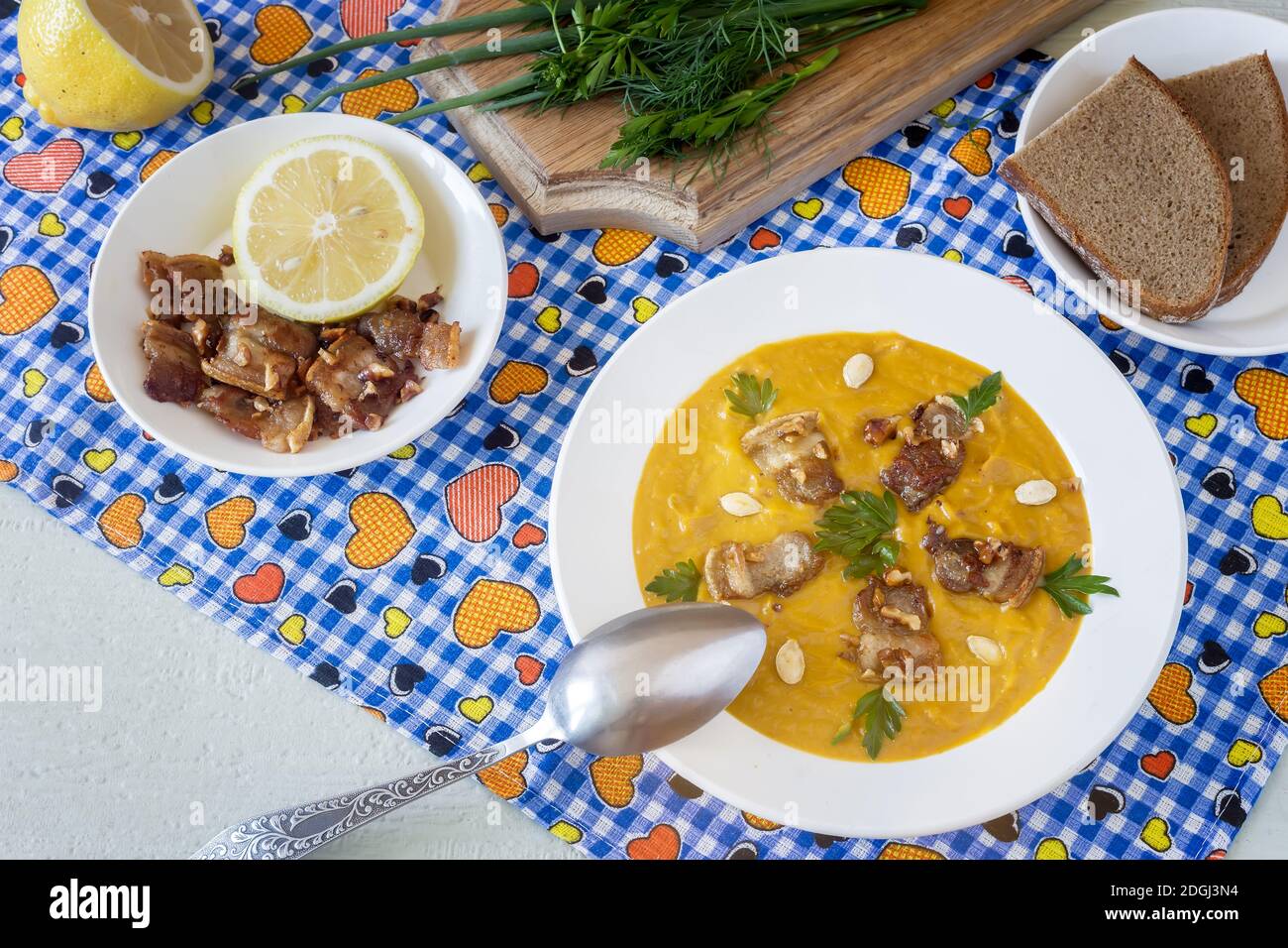 Zuppa di zucca con pancetta fritta con dadi. Foto Stock