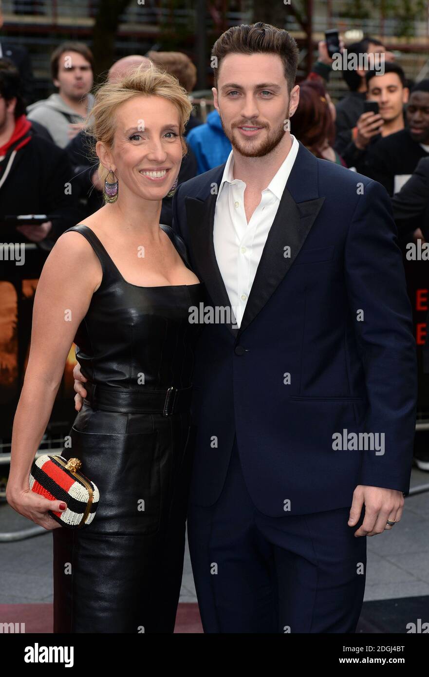 Aaron Taylor Johnson e Sam Taylor Wood arrivano alla prima europea di Godzilla, Odeon Cinema, Leicester Square, Londra. Foto Stock