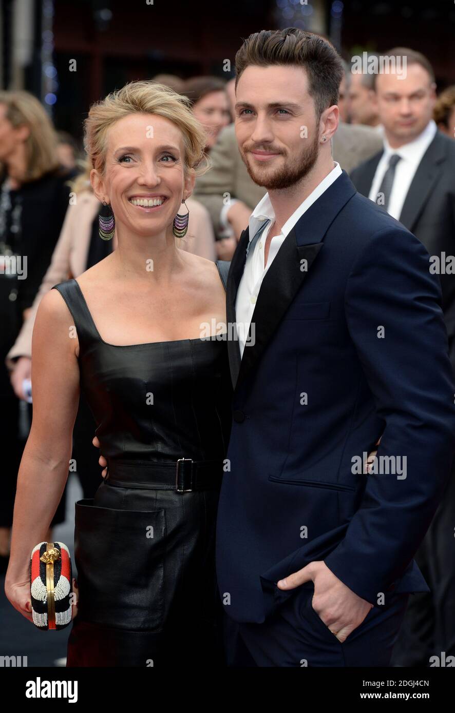 Aaron Taylor Johnson e Sam Taylor Wood arrivano alla prima europea di Godzilla, Odeon Cinema, Leicester Square, Londra. Foto Stock