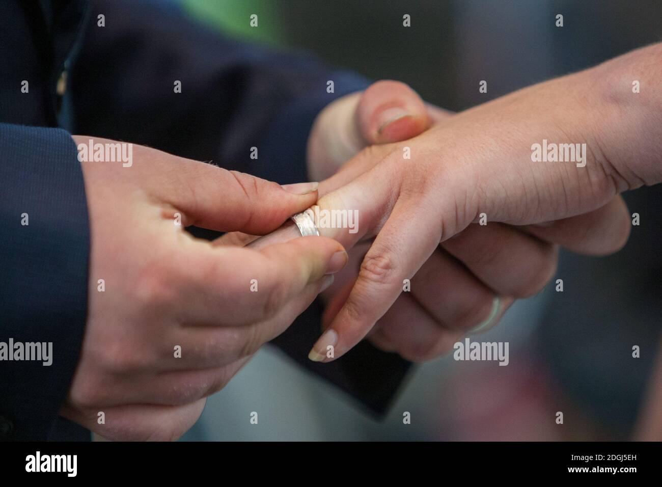Scambio di sposi e sposi degli anelli di nozze Foto Stock
