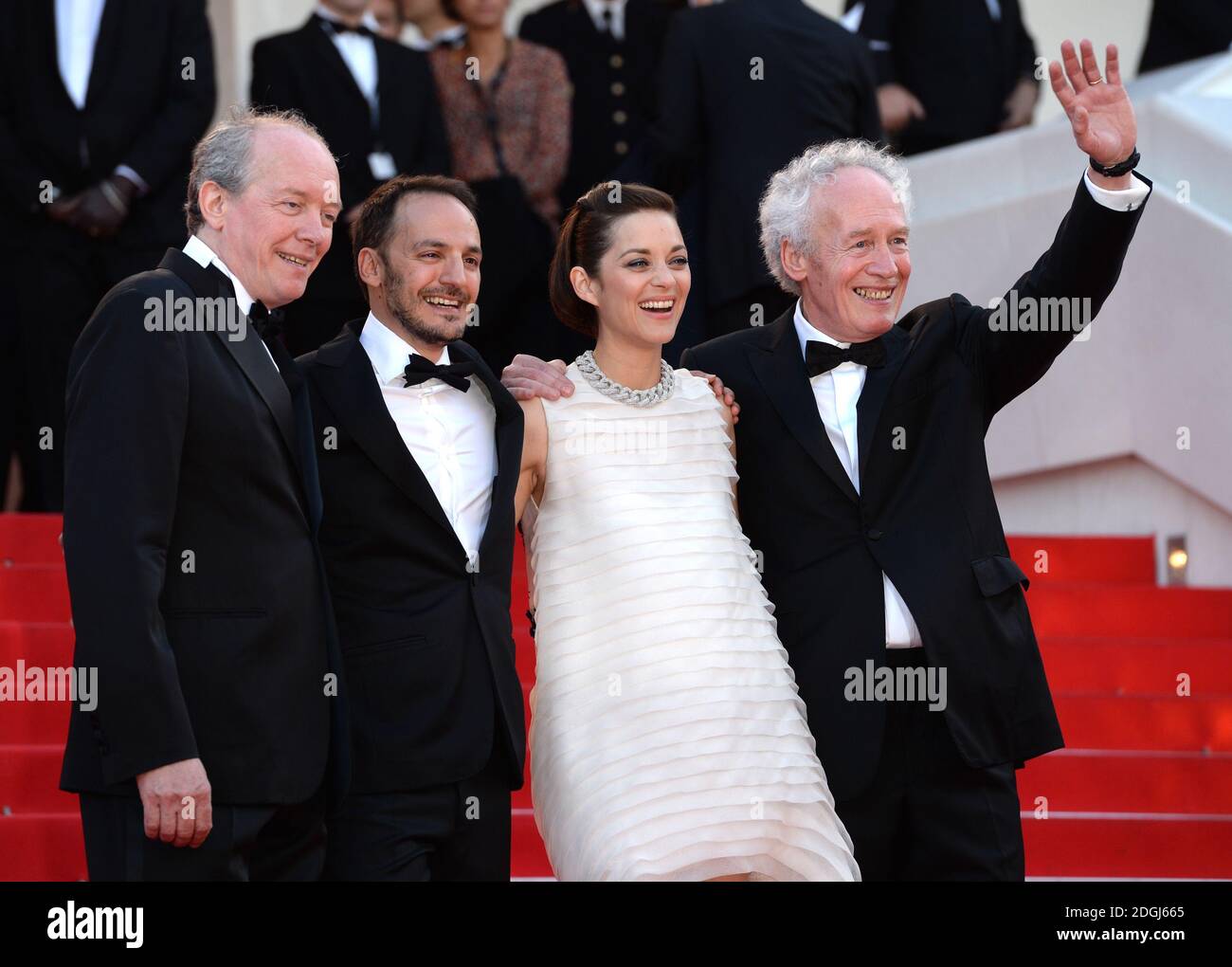 Il regista Luc Dardenne, gli attori Fabrizio Rongione, Marion Cotillard e il regista Jean-Pierre Dardenne arrivano al Deux Jours, una Nuit Premiere, parte del 67a Festival de Cannes, Palais Du Festival, Cannes. Foto Stock