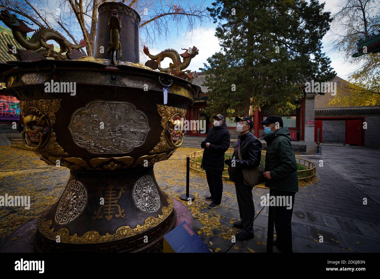 Un enorme hot pot con il peso di 1.3 tonnellate, che dimostra l'artigianato della contea di Huangzhong, è trasferito alla residenza del Principe Gong per partecipare a un Foto Stock