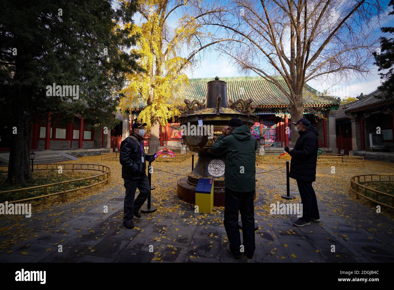 Un enorme hot pot con il peso di 1.3 tonnellate, che dimostra l'artigianato della contea di Huangzhong, è trasferito alla residenza del Principe Gong per partecipare a un Foto Stock