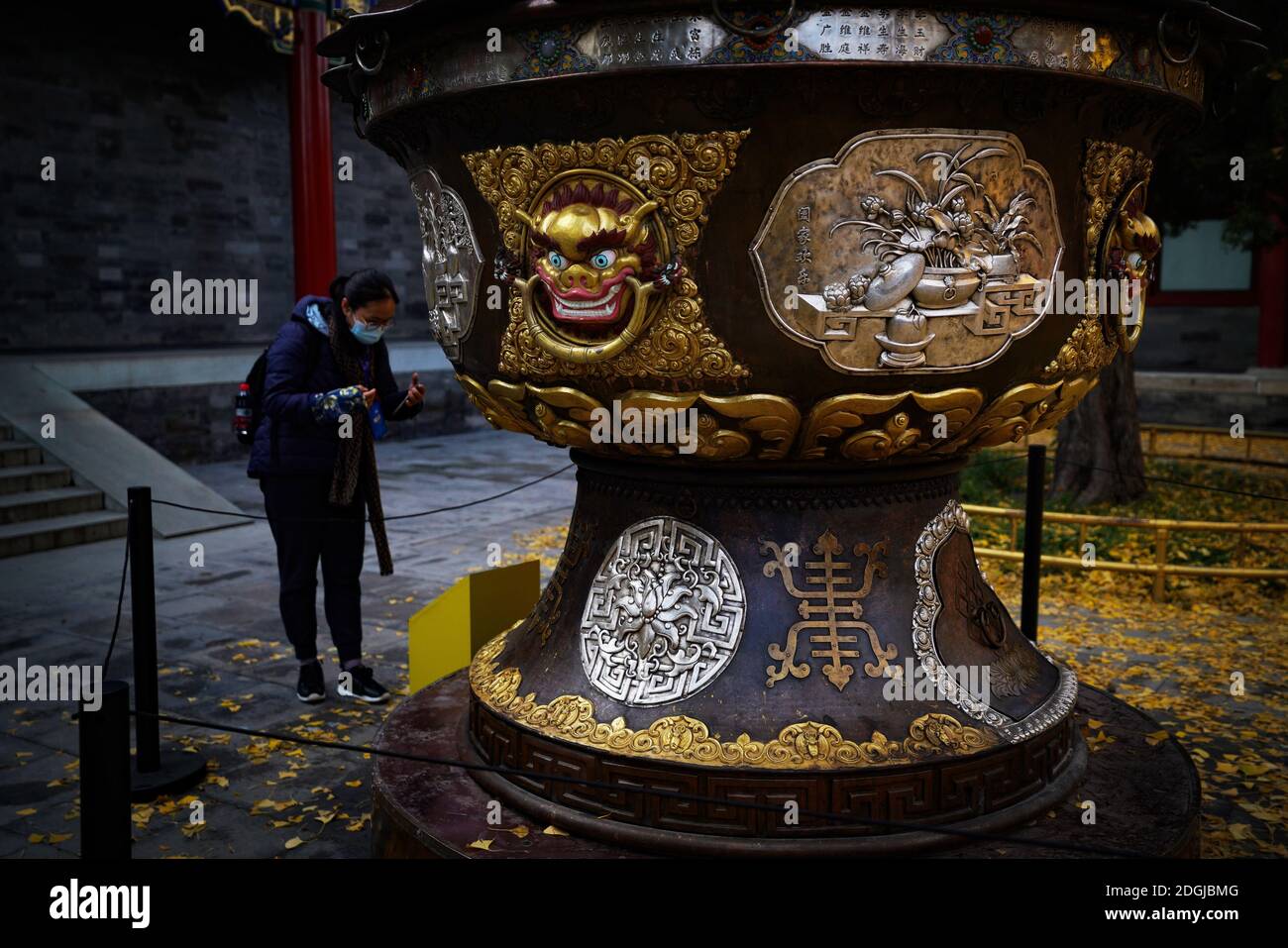 Un enorme hot pot con il peso di 1.3 tonnellate, che dimostra l'artigianato della contea di Huangzhong, è trasferito alla residenza del Principe Gong per partecipare a un Foto Stock