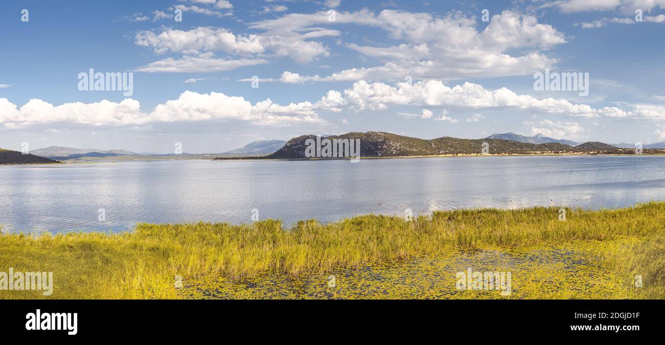 Bellissimo panorama sul lago Beysehir al cielo blu e nuvoloso Giornata di sole a Isparta Konya Turchia Foto Stock