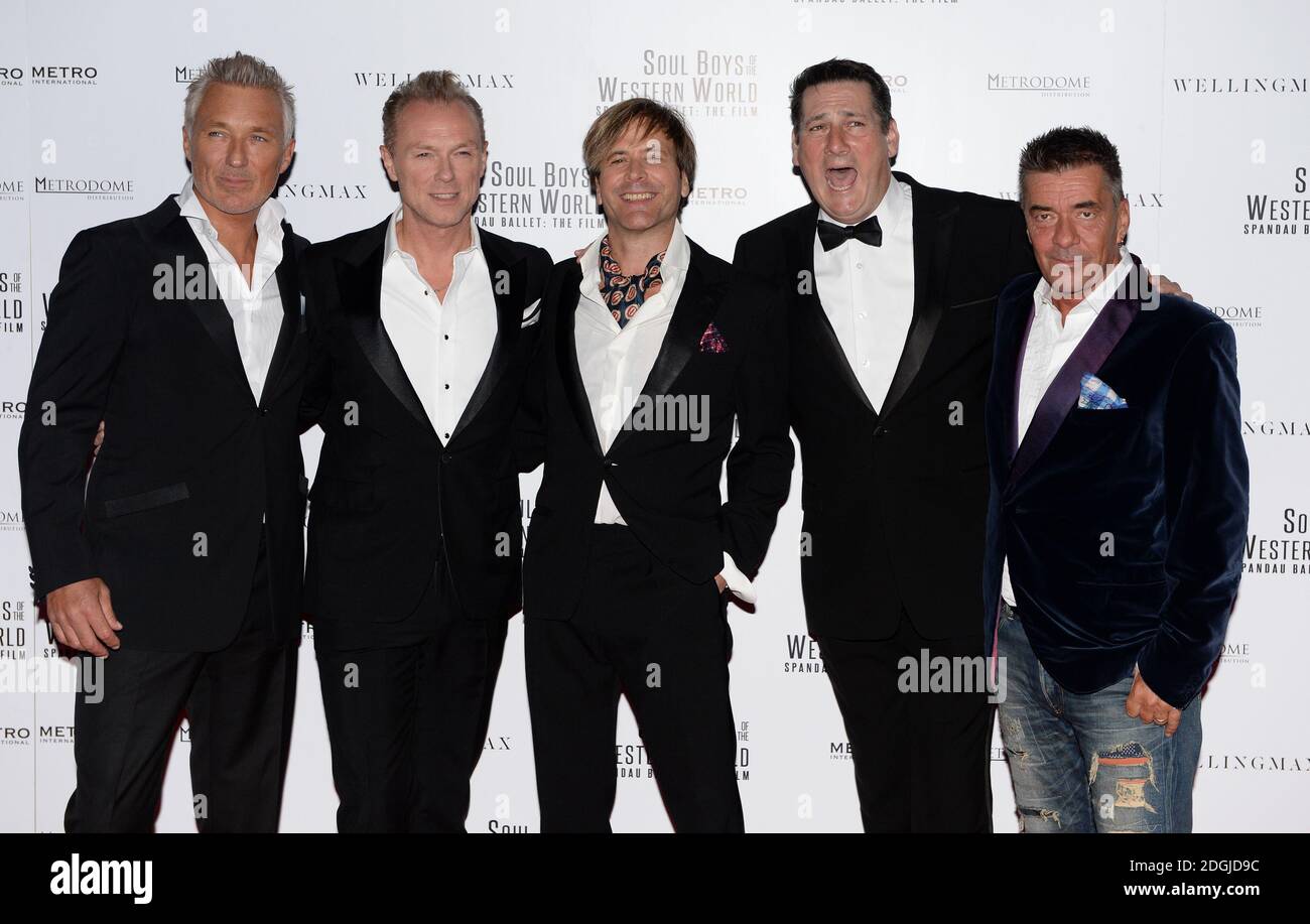 Martin Kemp, Gary Kemp, Steve Norman, Tony Hadley e John Keeble di Spandau Ballet arriva alla prima europea dei Soul Boys del mondo occidentale, Spandau Ballet: The Film, The Royal Albert Hall, Londra. Foto Stock