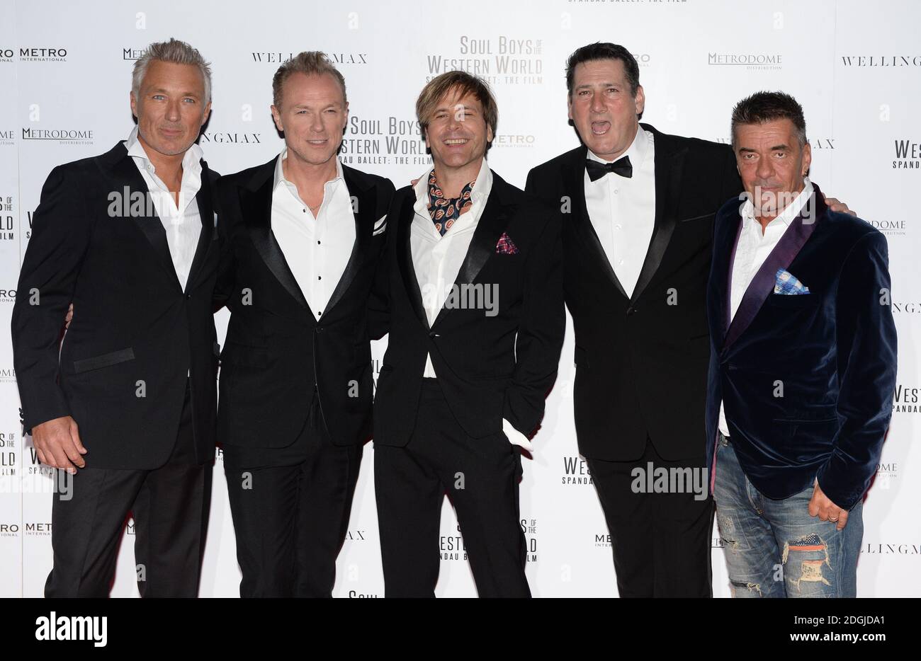 Martin Kemp, Gary Kemp, Steve Norman, Tony Hadley e John Keeble di Spandau Ballet arriva alla prima europea dei Soul Boys del mondo occidentale, Spandau Ballet: The Film, The Royal Albert Hall, Londra. Foto Stock