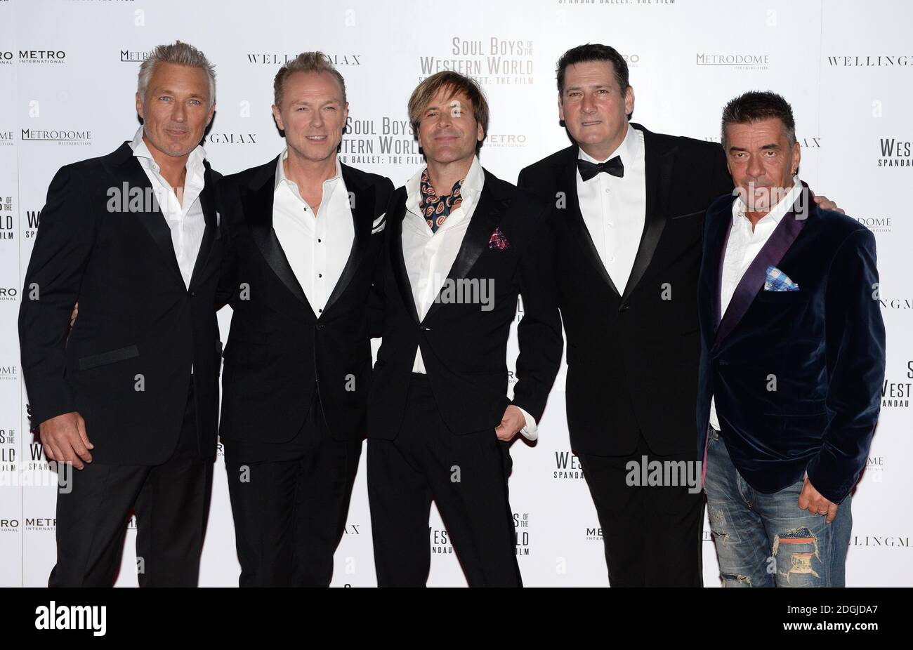 Martin Kemp, Gary Kemp, Steve Norman, Tony Hadley e John Keeble di Spandau Ballet arriva alla prima europea dei Soul Boys del mondo occidentale, Spandau Ballet: The Film, The Royal Albert Hall, Londra. Foto Stock