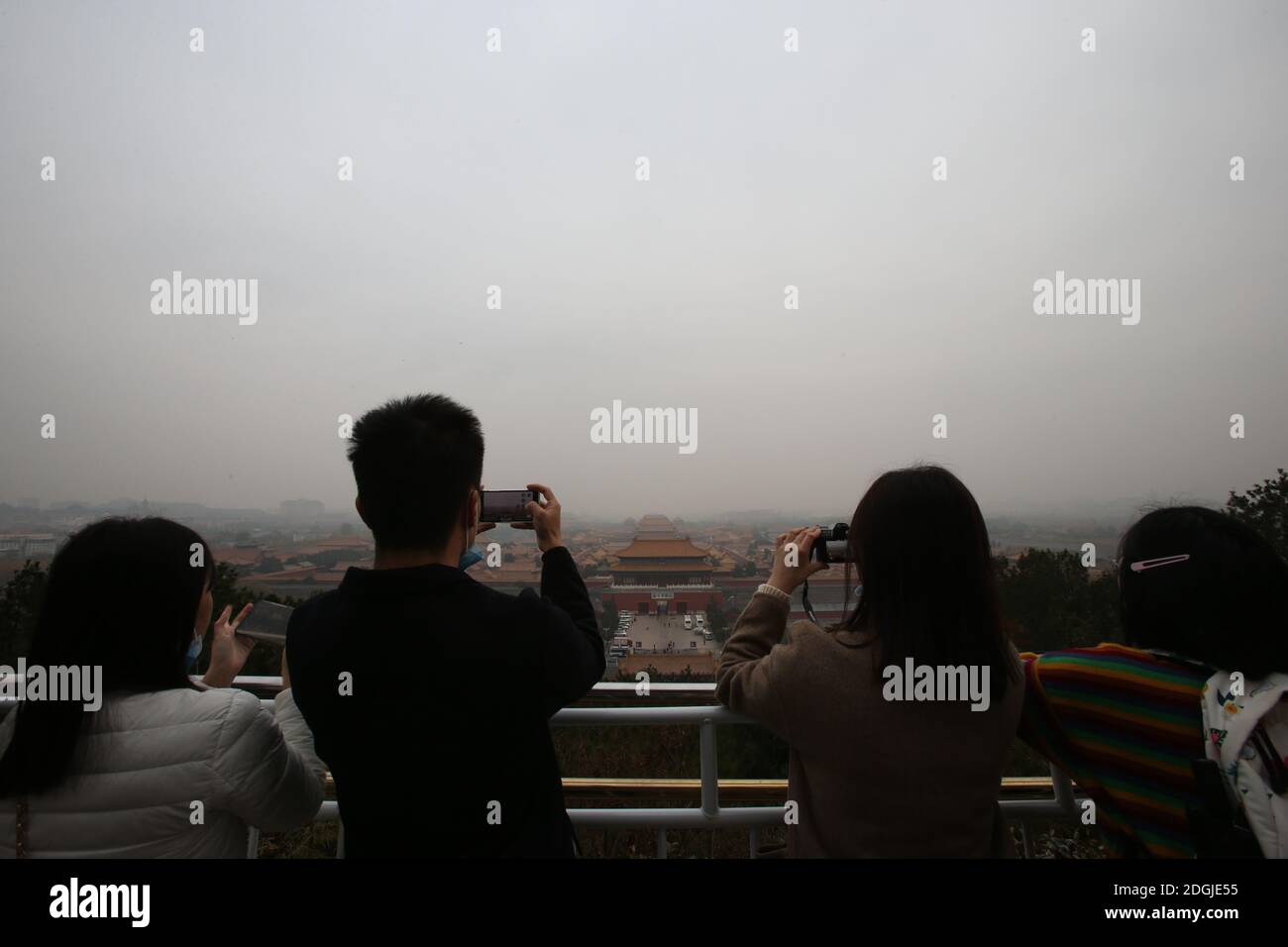 --FILE--guardando verso il basso dal Wanchun Pavilion nel Parco di Jingshan, la Città Proibita è avvolta nello smog, e l'allarme giallo per l'inquinamento atmosferico pesante è s Foto Stock