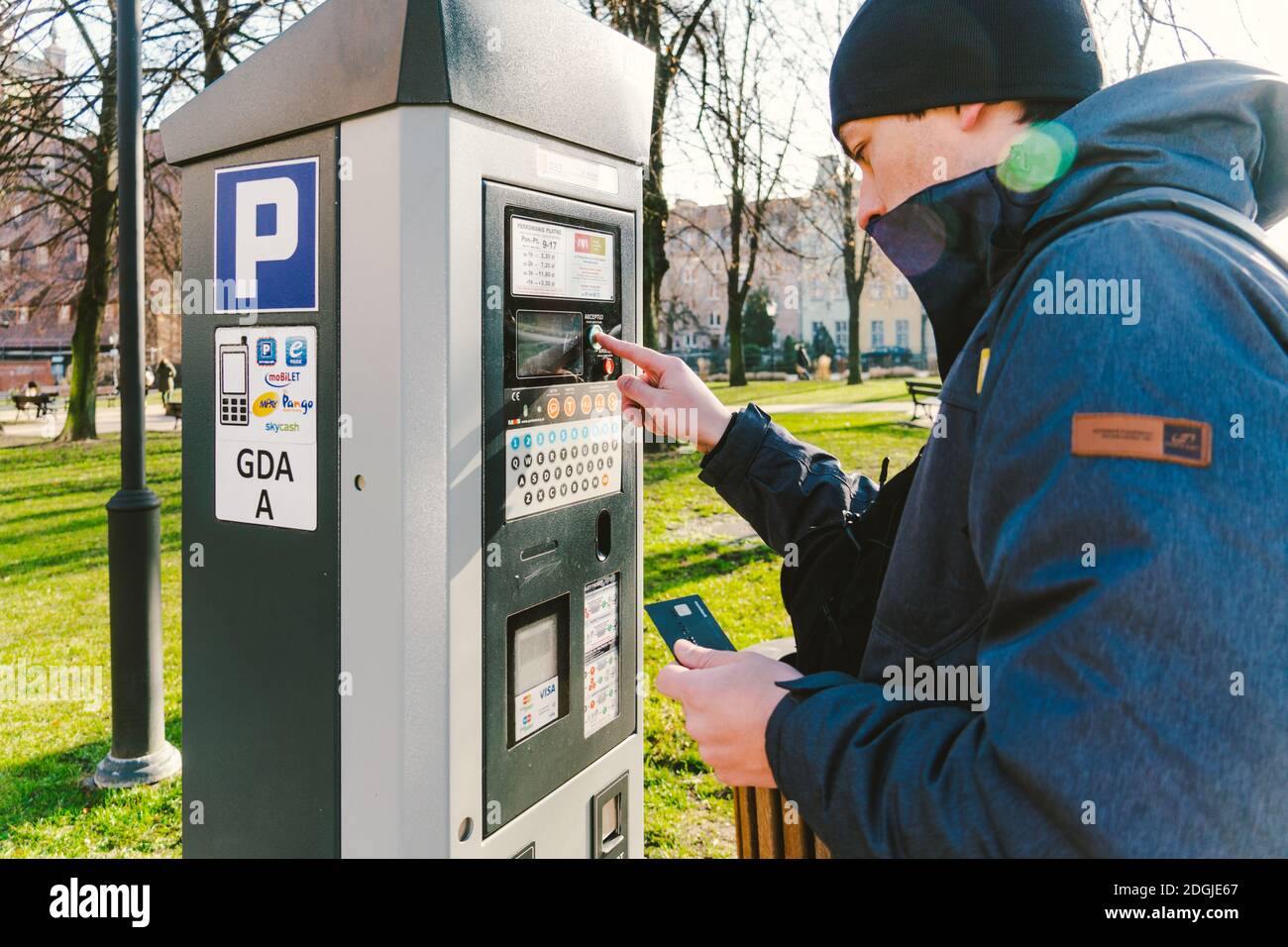 Pagamento per parcheggio nella città di Danzica, Polonia, l'8 febbraio 2020. Una persona usa la carta di credito monobanca per il pagamento nfc in par Foto Stock