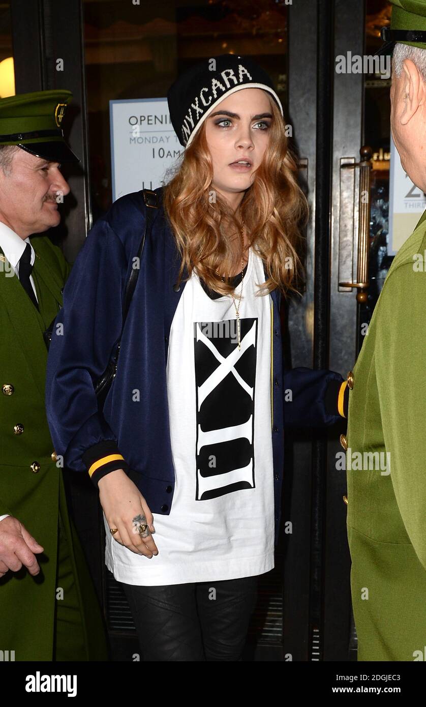 Cara Delevingne arrivo a Harrods come parte di una giornata DKNY Promotion, Londra. Foto Stock