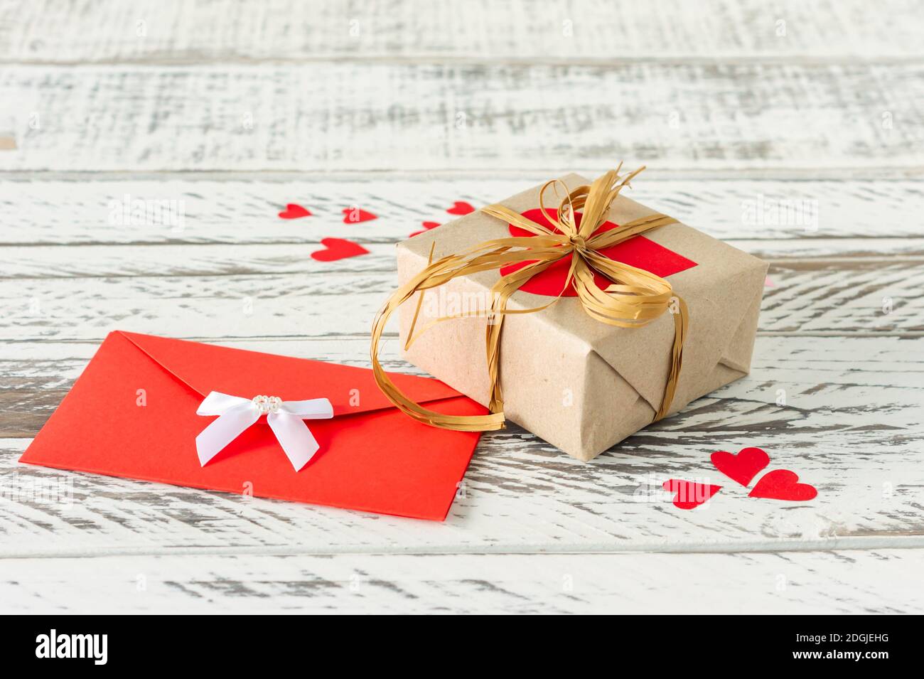 Confezione regalo San Valentino con busta con lettera d'amore, cuori di  carta su sfondo ligneo. Biglietto d'auguri per giorno o compleanno di San  Valentino Foto stock - Alamy