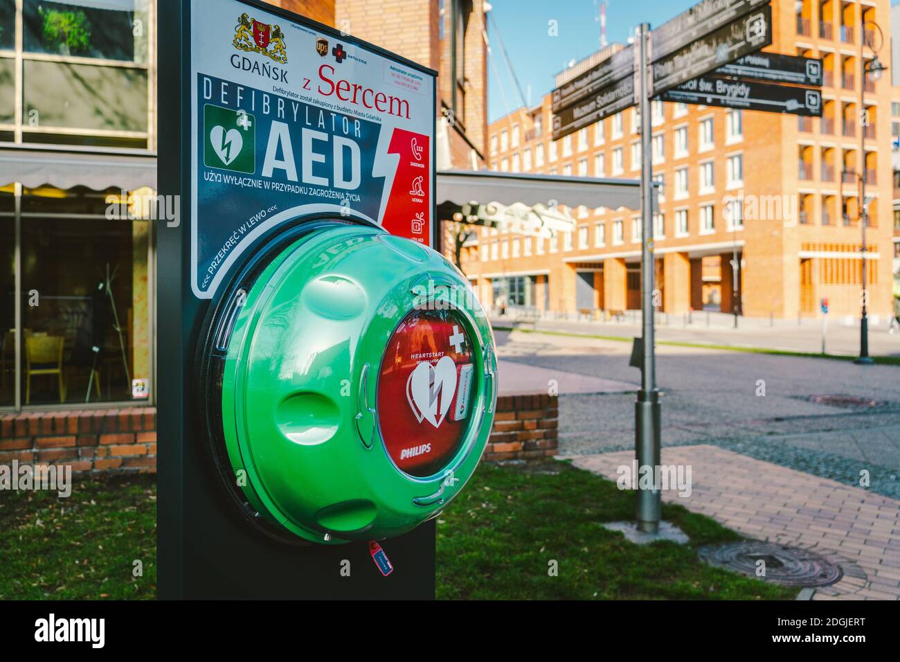Defibrillatore semiautomatico esterno Philips per strada nella città di Danzica, Polonia, l'8 febbraio 2020. Kit di salvataggio per RCP con defibrillatore semiautomatico esterno Foto Stock