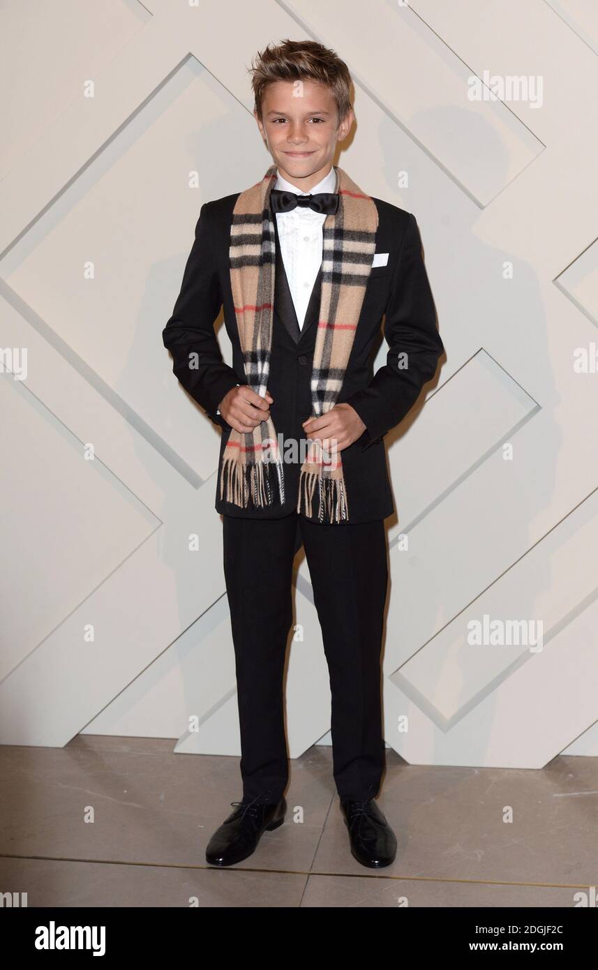 Romeo Beckham arriva al lancio della campagna festiva 2014 Burberry con la partecipazione di Romeo Beckham, Burberry, Regent Street, Londra. Foto Stock