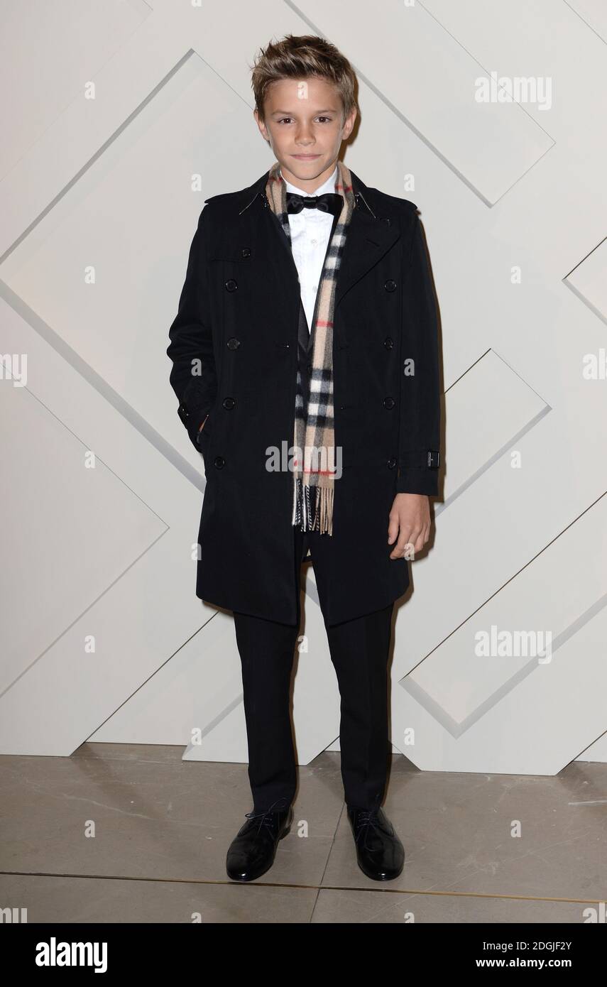 Romeo Beckham arriva al lancio della campagna festiva 2014 Burberry con la partecipazione di Romeo Beckham, Burberry, Regent Street, Londra. Foto Stock