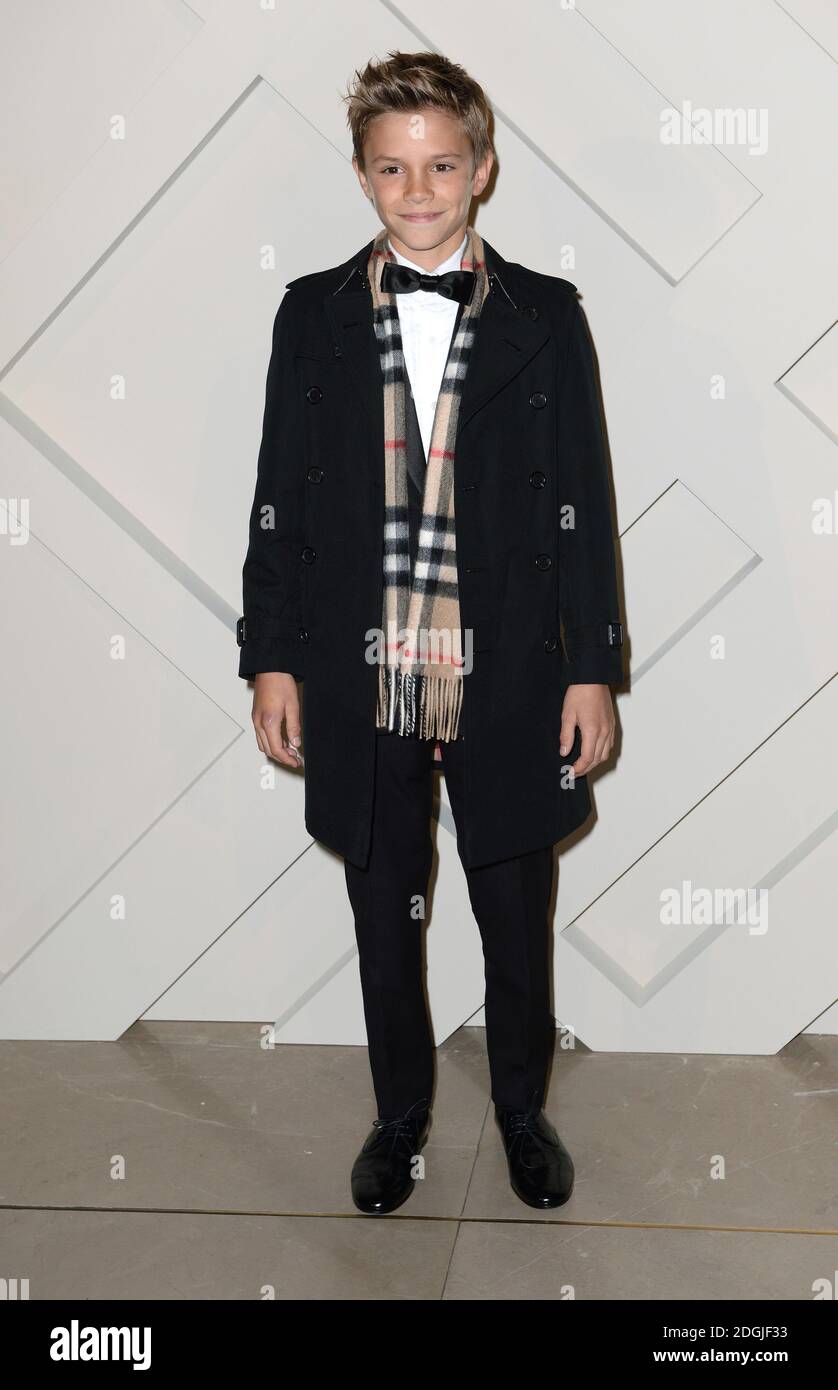 Romeo Beckham arriva al lancio della campagna festiva 2014 Burberry con la partecipazione di Romeo Beckham, Burberry, Regent Street, Londra. Foto Stock