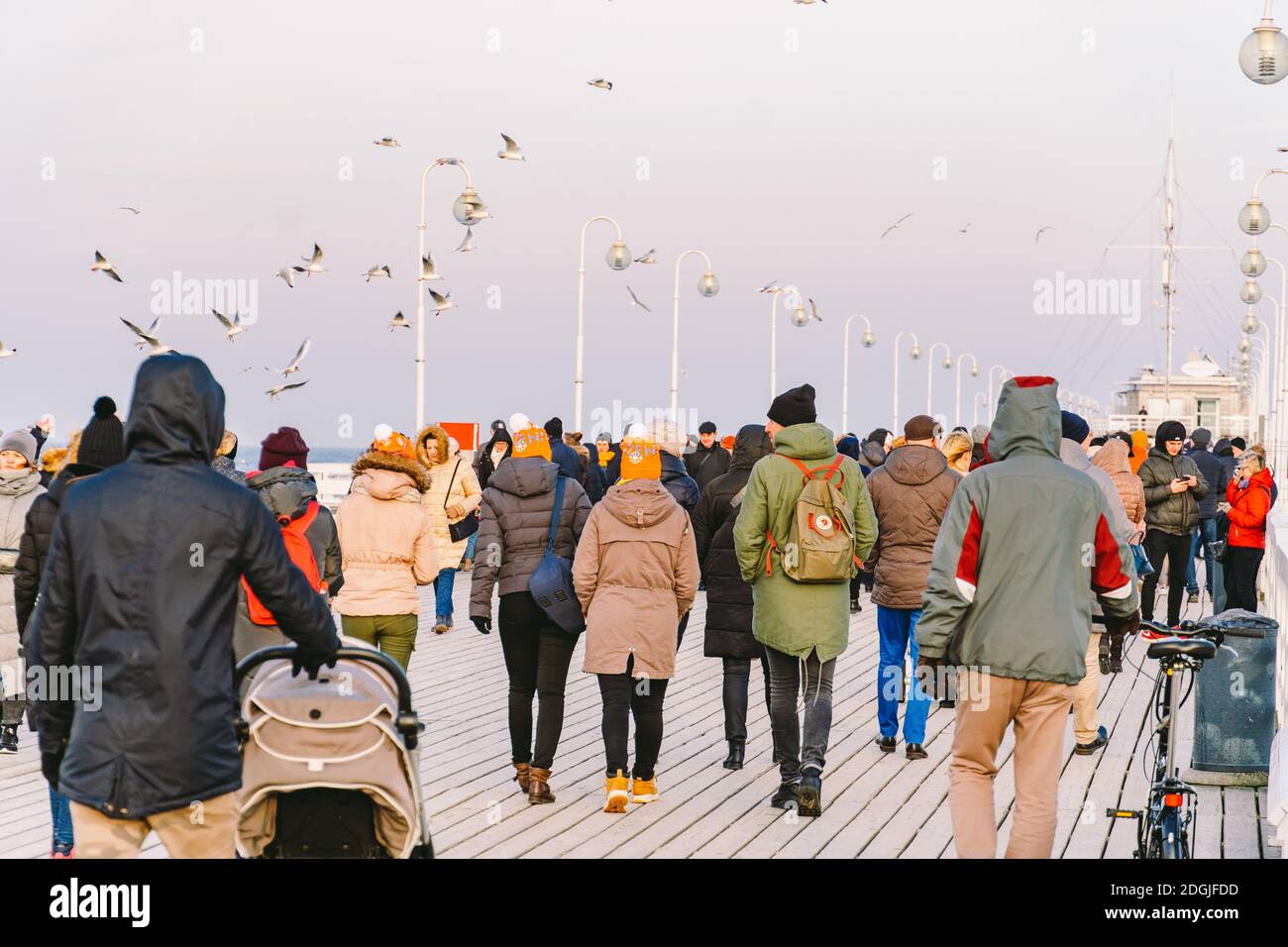 Molo in legno a Sopot in primavera. Bel tempo ventoso. Giornata invernale sul vecchio molo di legno a Sopot, Polonia 9 febbraio 2020. Persone Foto Stock